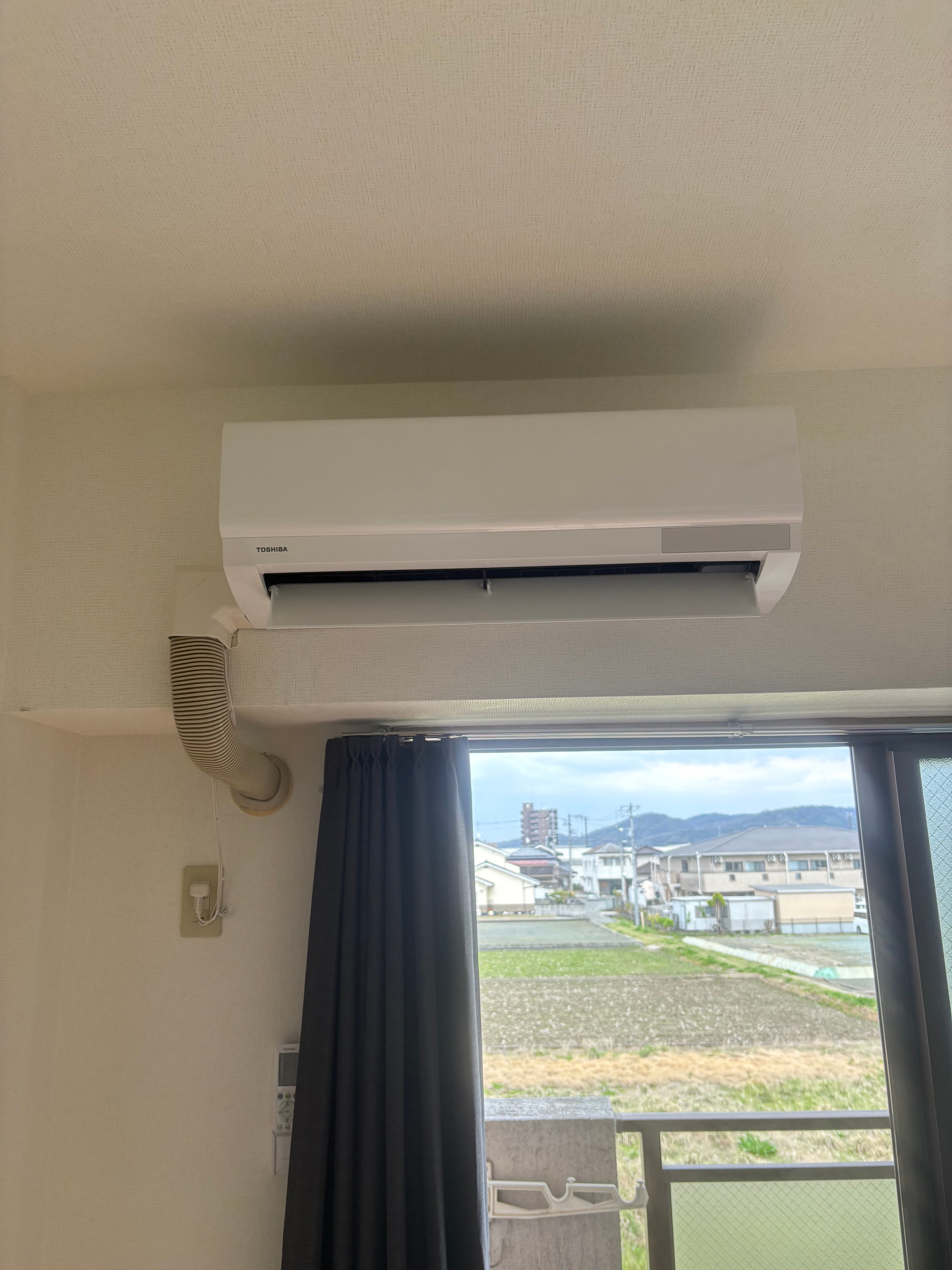 広島県の住宅にすっきり取り付いた白いエアコン